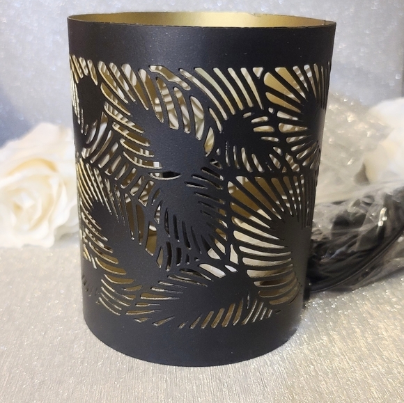 NWT Handcrafted Iron Floral Pattern Lamp with Wild Fig Leaf Fragrance - Picture 7 of 8